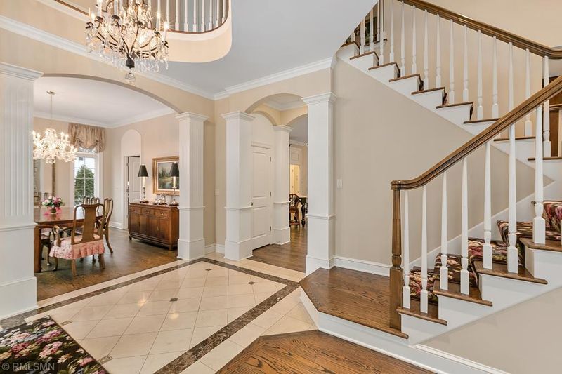 110 Whitegate Ln, Wayzata, MN 55391