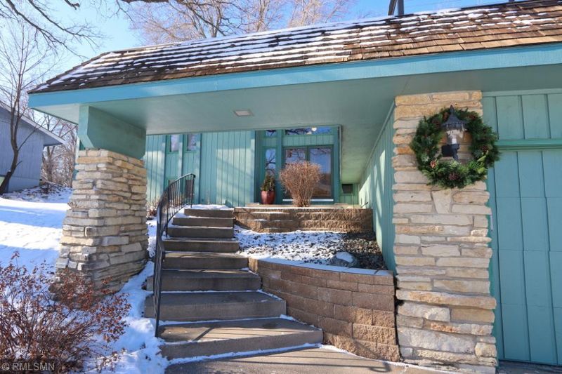 2812 Wind Cave Ct, Burnsville, MN 55337