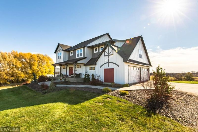 305 W 82nd St, Chaska, MN 55318
