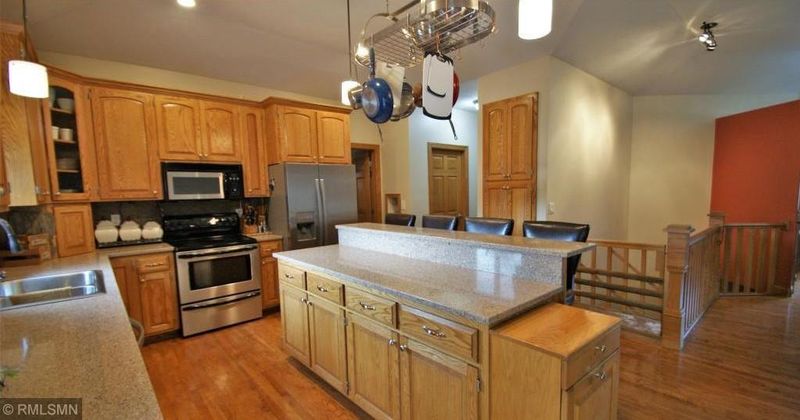 600 Ash Cir, Belle Plaine, MN 56011