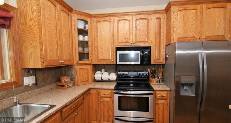 600 Ash Cir, Belle Plaine, MN 56011
