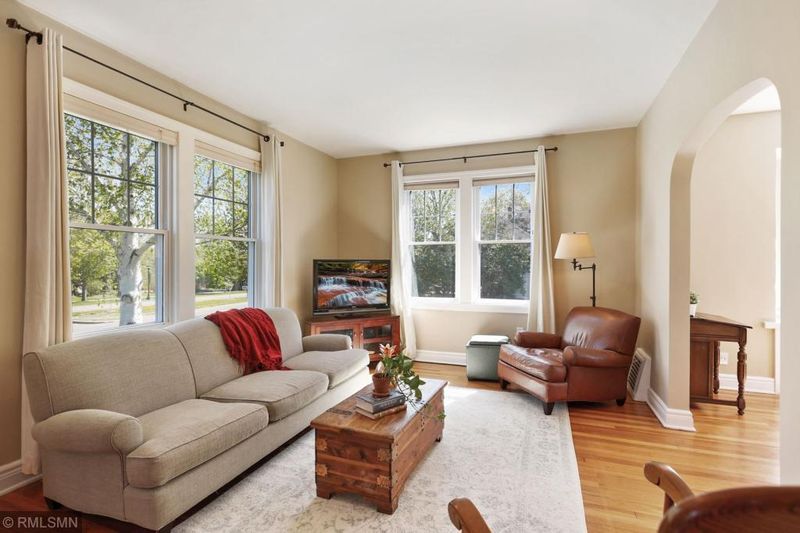 1118 Edgcumbe Rd, Saint Paul, MN 55105