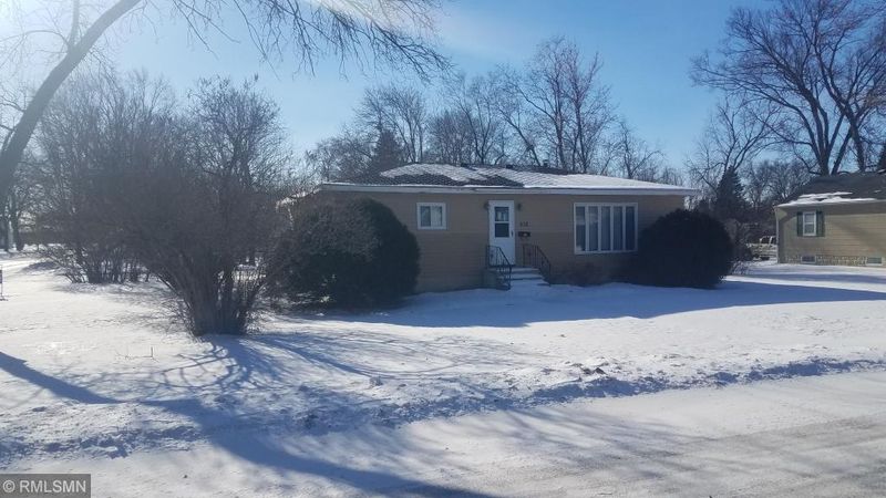 638 E 1st St, Litchfield, MN 55355