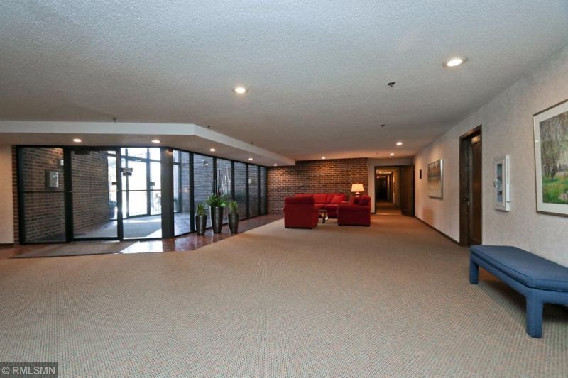 5501 Dewey Hill Rd #139, Edina, MN 55439