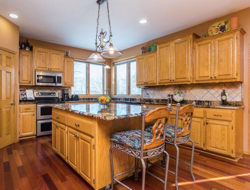 3943 Arlington Dr, Woodbury, MN 55129