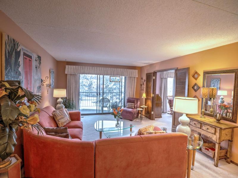 2455 Londin Ln E #313, Maplewood, MN 55119