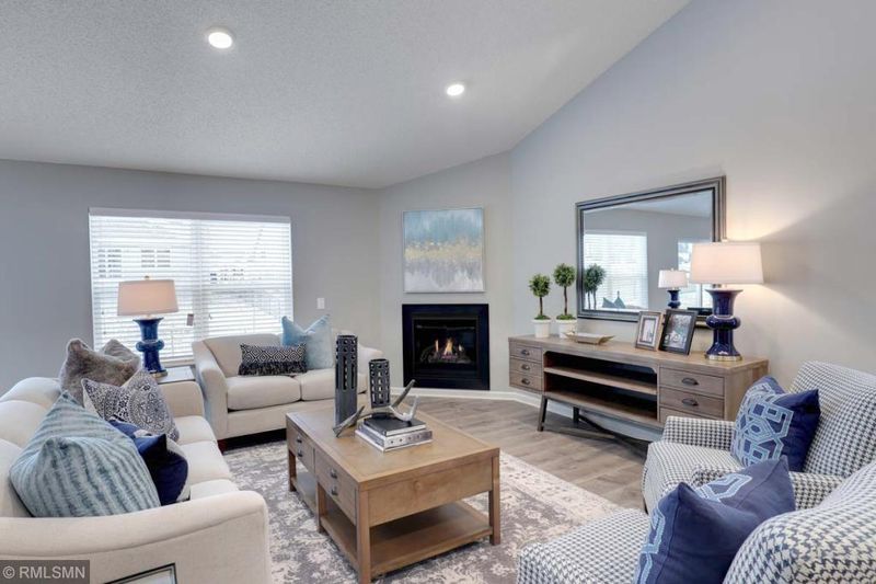 8568 Titanium Cir, Woodbury, MN 55129