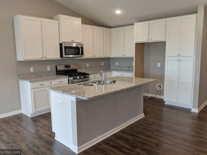 8566 Titanium Cir, Woodbury, MN 55129