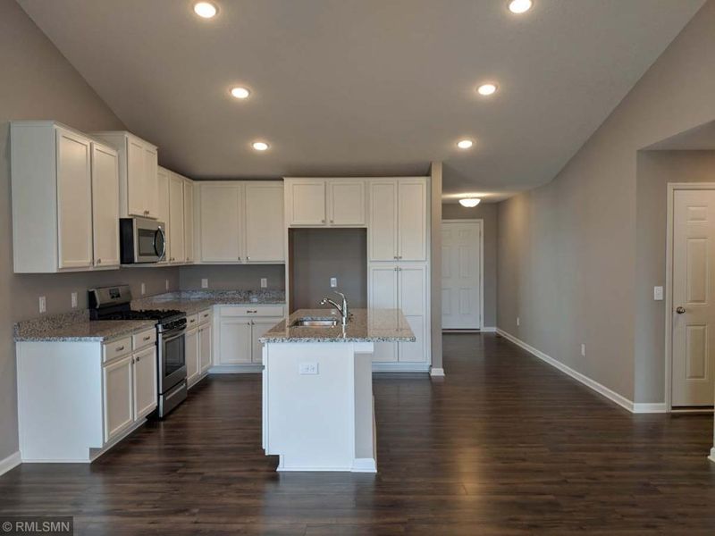 8566 Titanium Cir, Woodbury, MN 55129