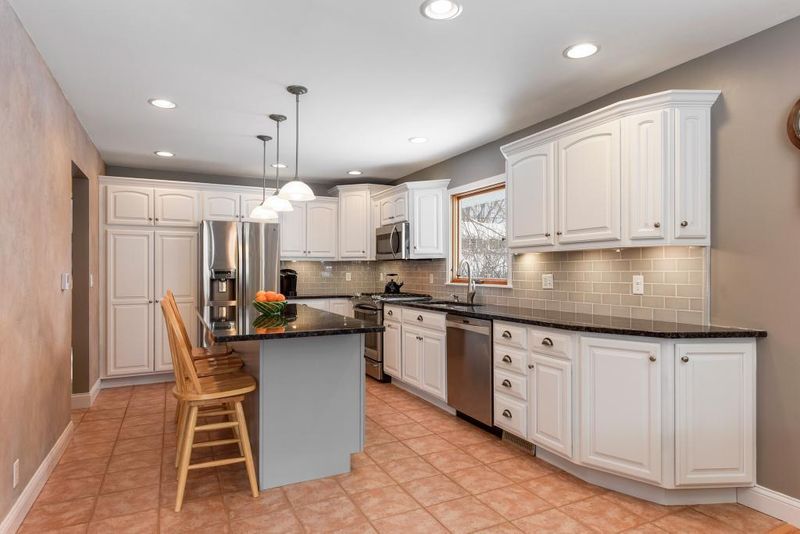 15710 S Eden Dr, Eden Prairie, MN 55346