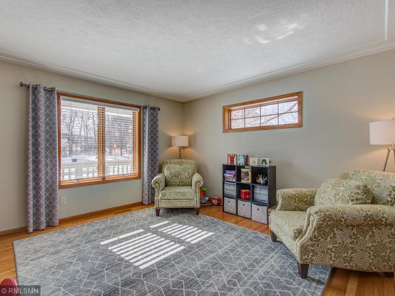 2095 Holloway Ave E, North Saint Paul, MN 55109
