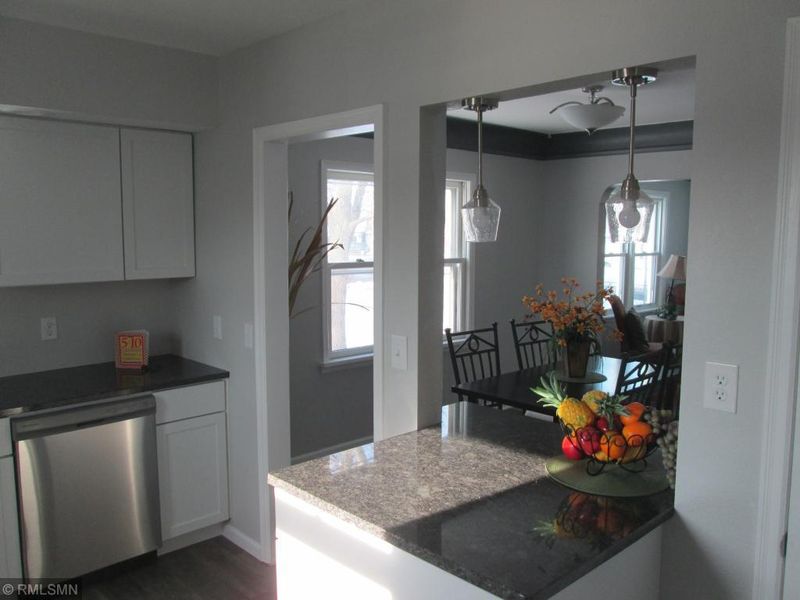 978 Dodd Rd, West Saint Paul, MN 55118