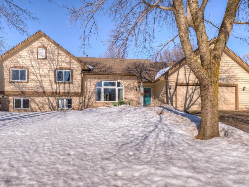 751 Ashley Dr, Chaska, MN 55318
