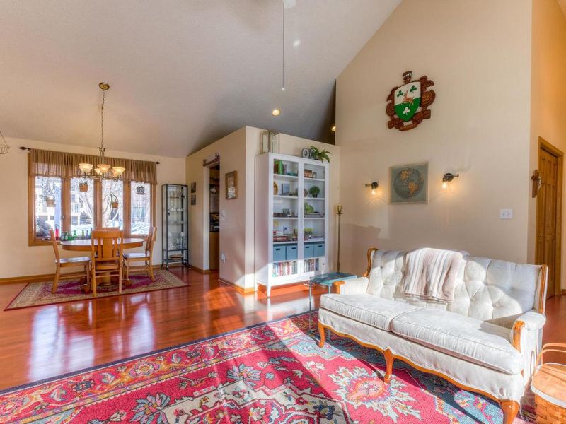 751 Ashley Dr, Chaska, MN 55318