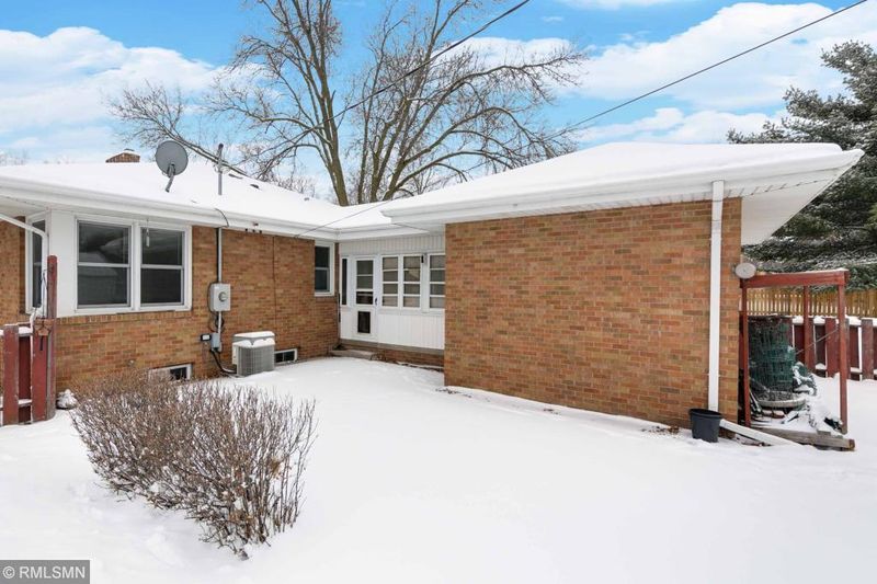 1041 Iowa Ave W, Saint Paul, MN 55117