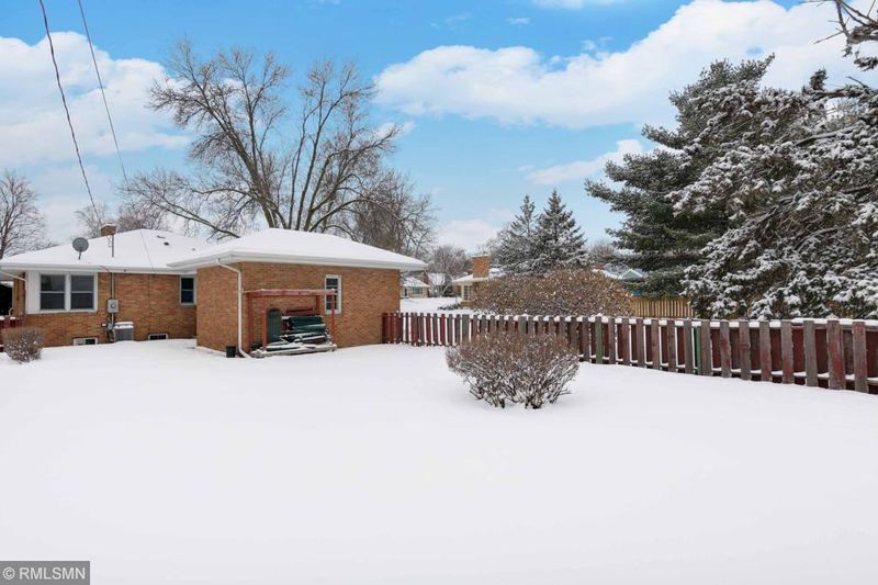 1041 Iowa Ave W, Saint Paul, MN 55117