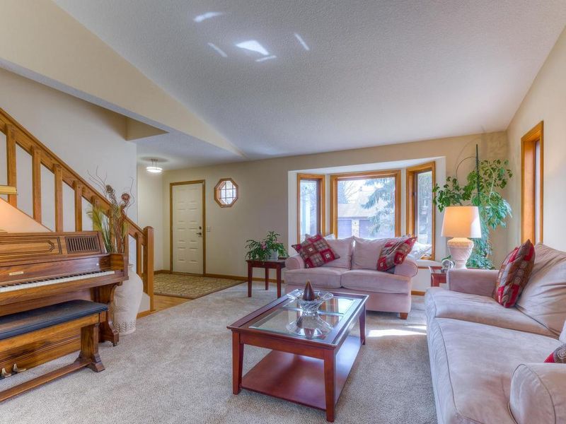 7624 Eileen St, Eden Prairie, MN 55346