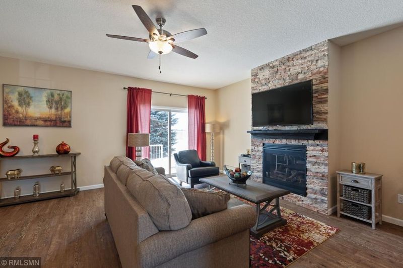 4176 Blakewood Dr, Shakopee, MN 55379