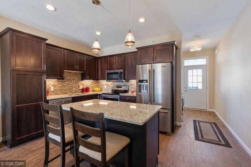 4176 Blakewood Dr, Shakopee, MN 55379
