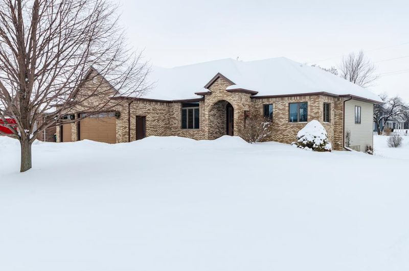 302 9th St NW, Dodge Center, MN 55927