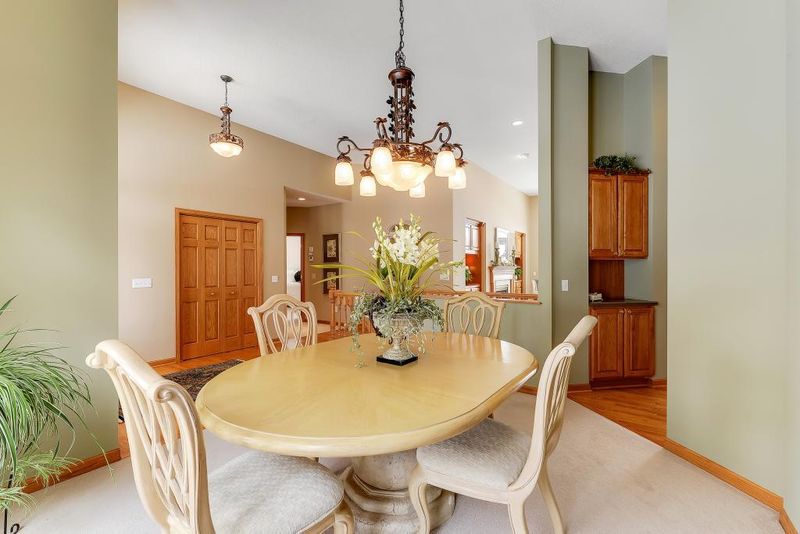 8066 Enclave Cir, Woodbury, MN 55125
