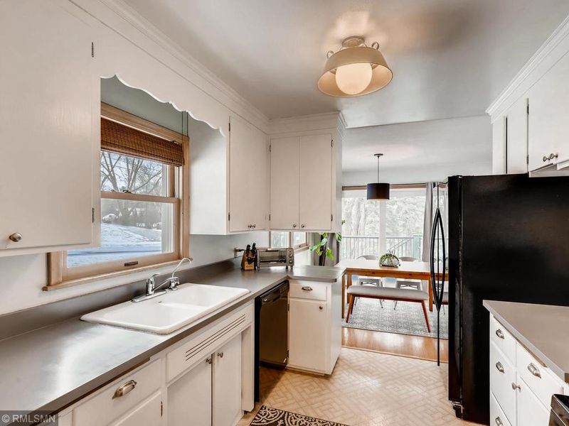 1055 View Ln, Mendota Heights, MN 55118