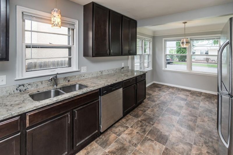 885 Rose Ave E, Saint Paul, MN 55106