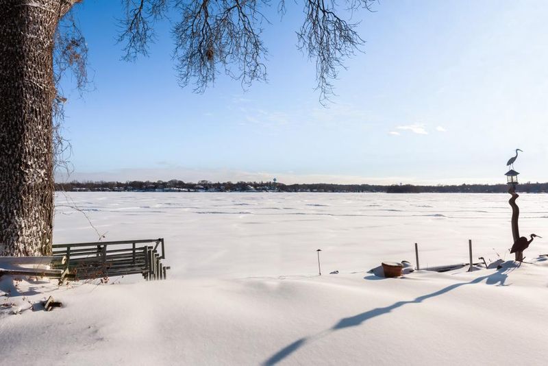 365 Lakeview Ave, Excelsior, MN 55111