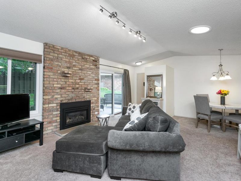 9721 Cimarron Cir, Minnetonka, MN 55305
