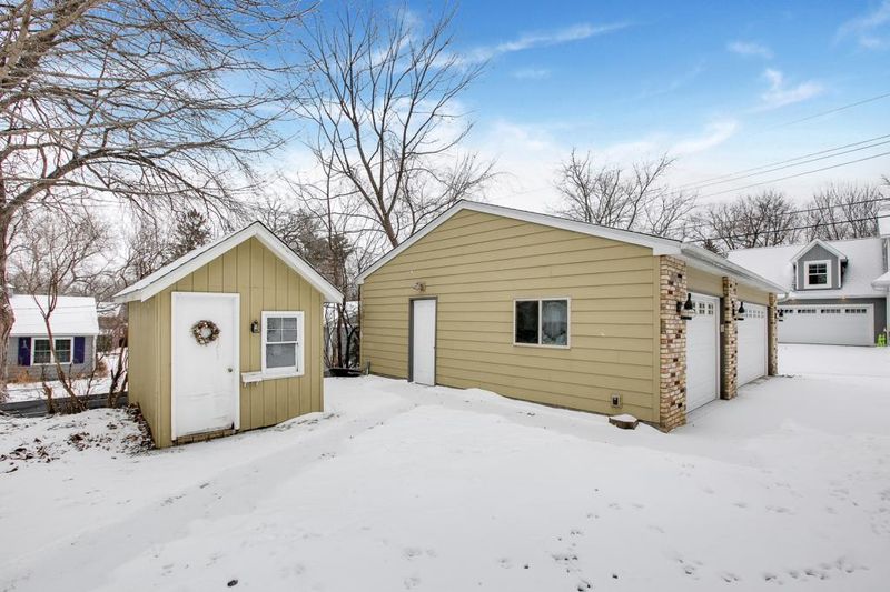 942 Arbor Ave, Mahtomedi, MN 55115