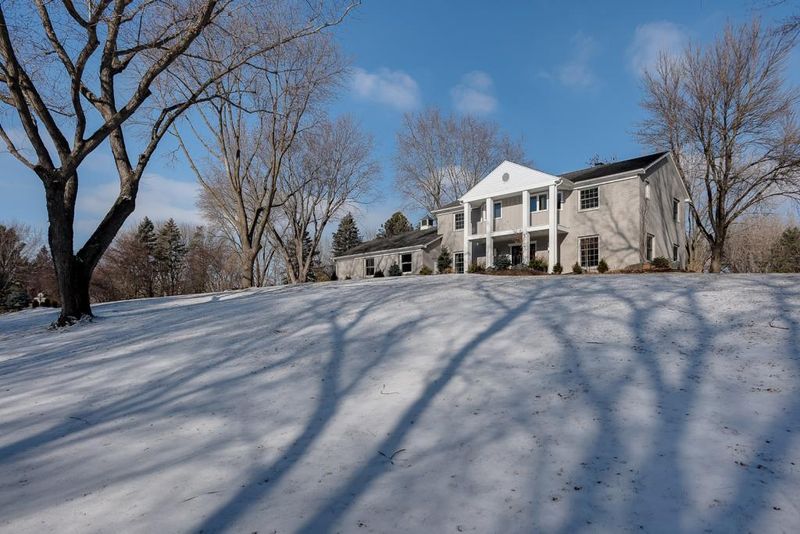 10 Tamarisk Rd, Dellwood, MN 55110