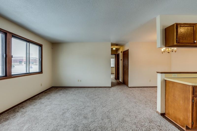 1518 Helmo Ave N, Oakdale, MN 55128