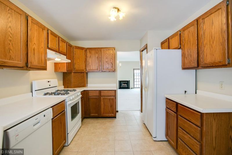1214 Pondview Ln, White Bear Lake, MN 55110