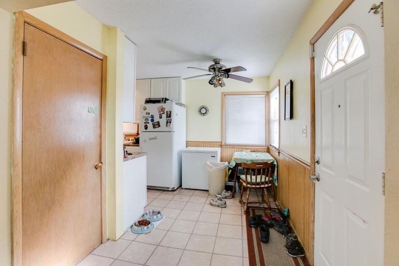 2284 Londin Ln E, Maplewood, MN 55119