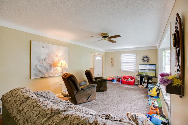 2284 Londin Ln E, Maplewood, MN 55119