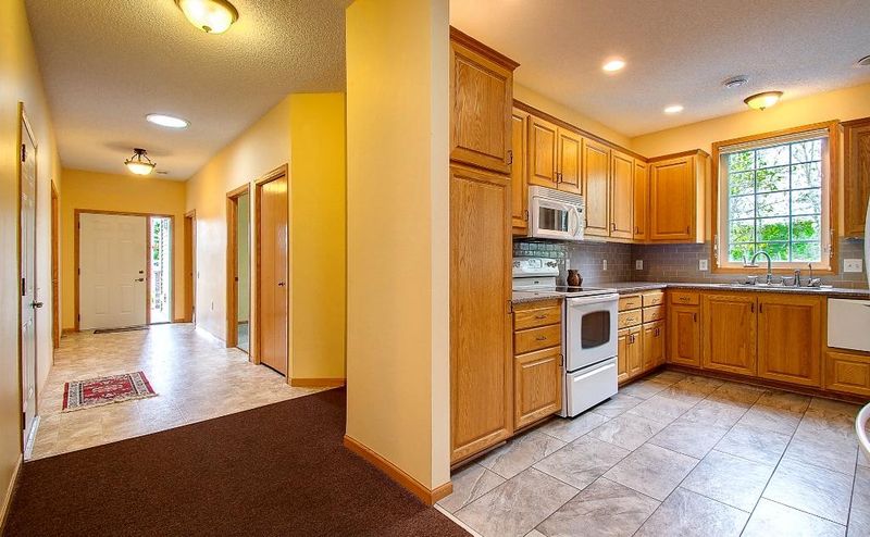 915 Cannon Valley Dr W, Northfield, MN 55057