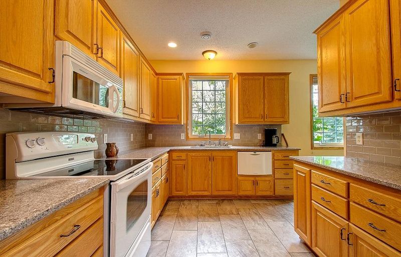 915 Cannon Valley Dr W, Northfield, MN 55057