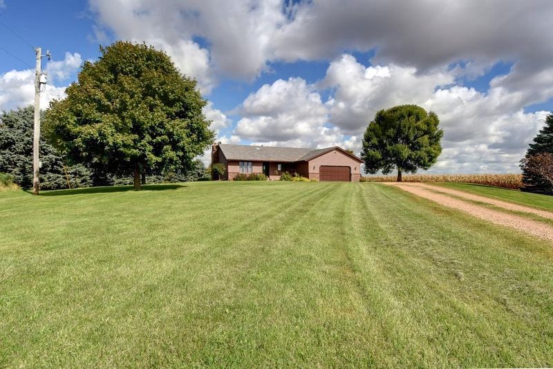 22524 Lexington Rd, Le Center, MN 56057