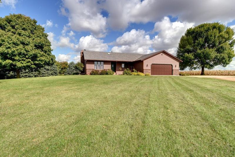 22524 Lexington Rd, Le Center, MN 56057