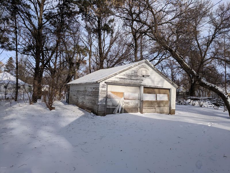 107 5th St NE, Pipestone, MN 56164