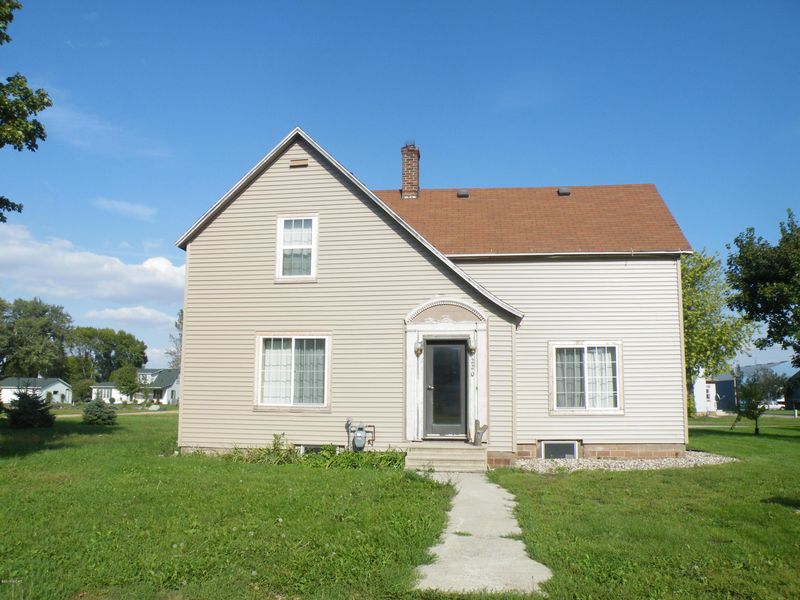 220 9th St, Bingham Lake, MN 56118