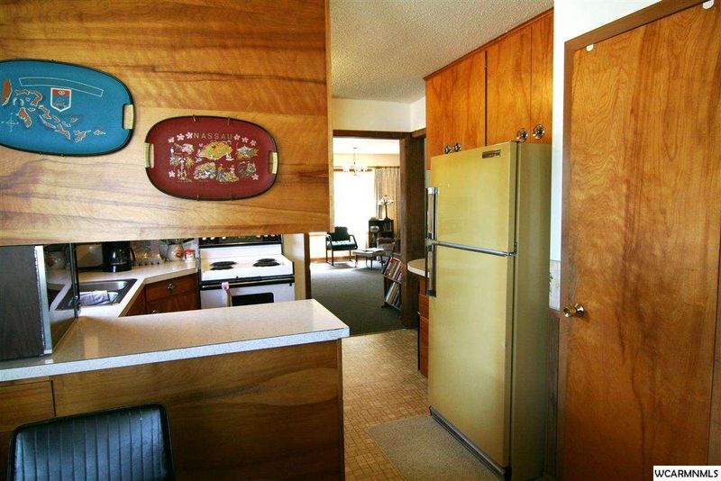 610 S 10 St, Bird Island, MN 55310