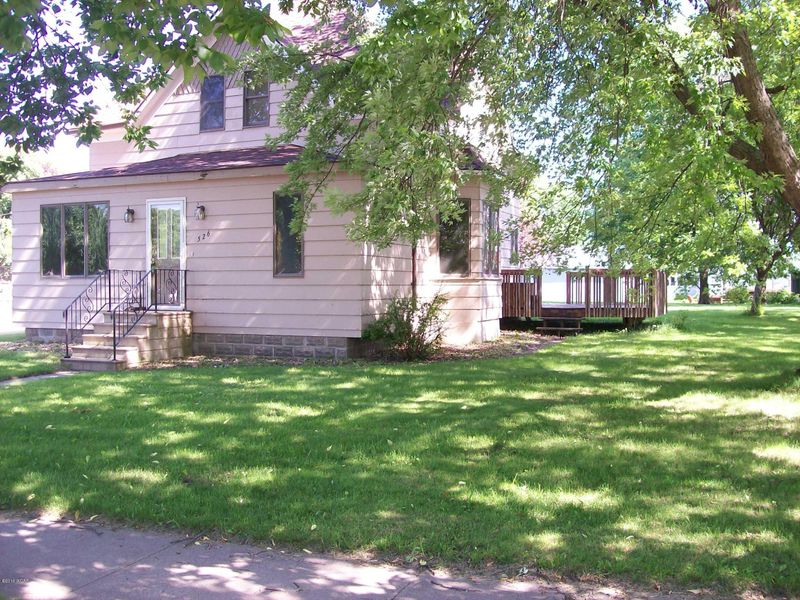526 E 1st St N, Truman, MN 56088