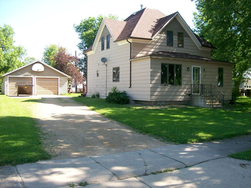 526 E 1st St N, Truman, MN 56088