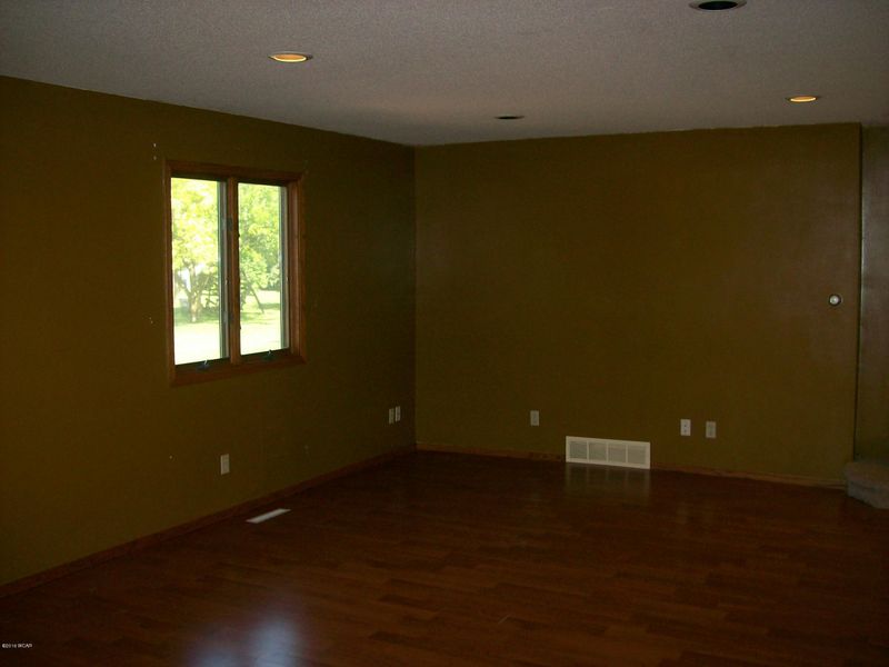 526 E 1st St N, Truman, MN 56088