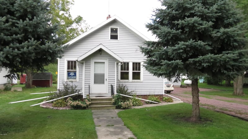 104 1st St N, Darfur, MN 56022