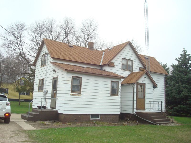 241 E Grace Ave, Clontarf, MN 56226
