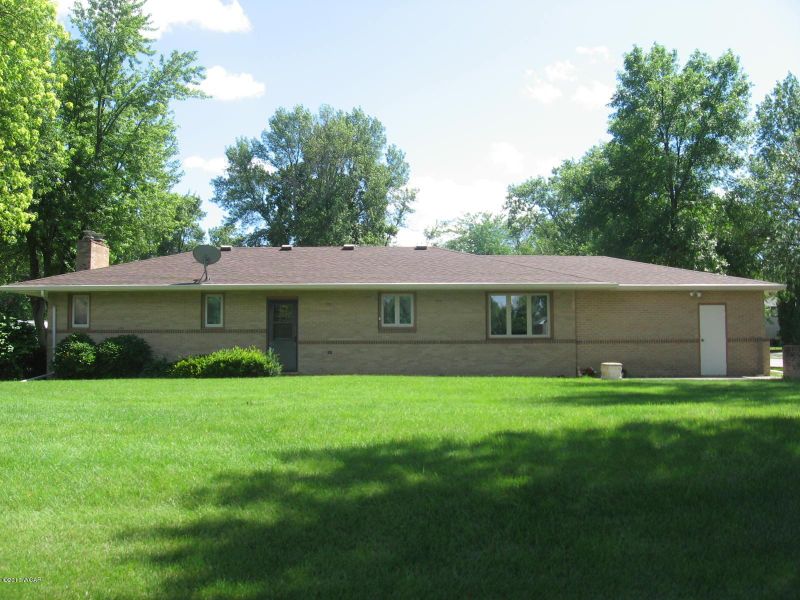 212 Hillcrest Ave E, Olivia, MN 56277