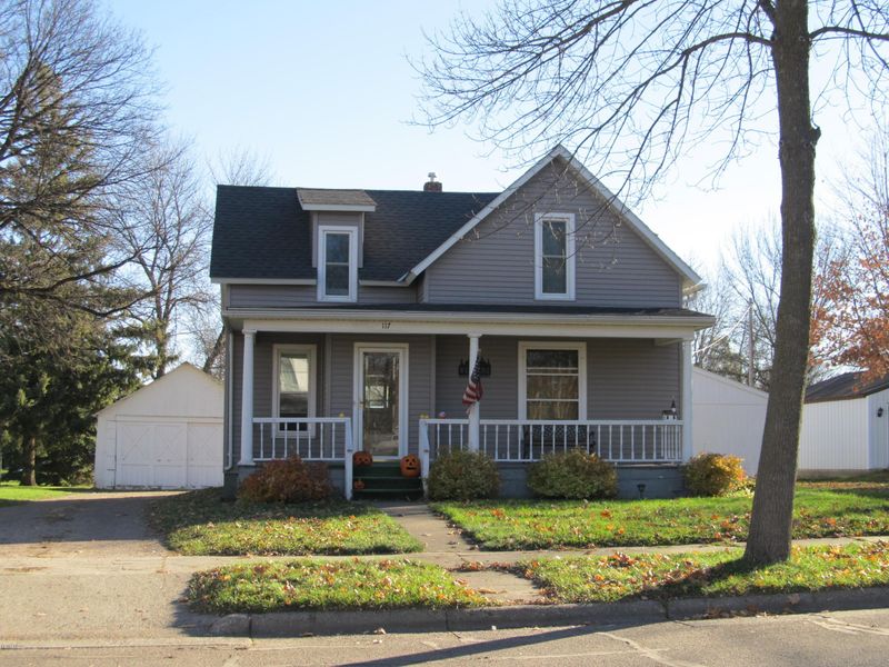 117 SE 3rd St, Renville, MN 56284