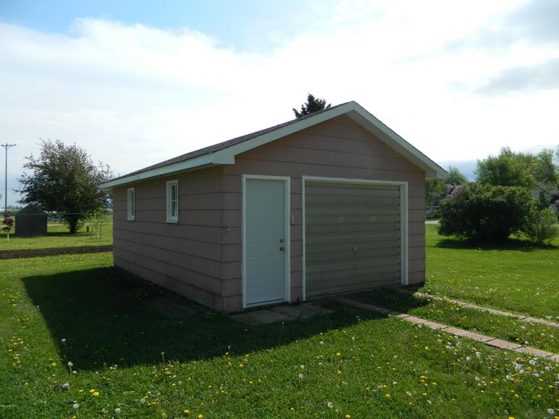 510 Tenth St, Brewster, MN 56119